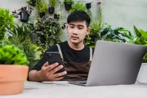 seorang pria sedang membaca kategori topik kesehatan terpadu