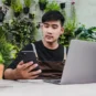 seorang pria sedang membaca kategori topik kesehatan terpadu